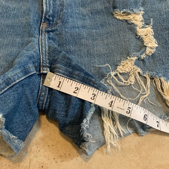 💜 Abercrombie & Fitch Ripped High Rise Mom Shorts - Picture 3 of 6
